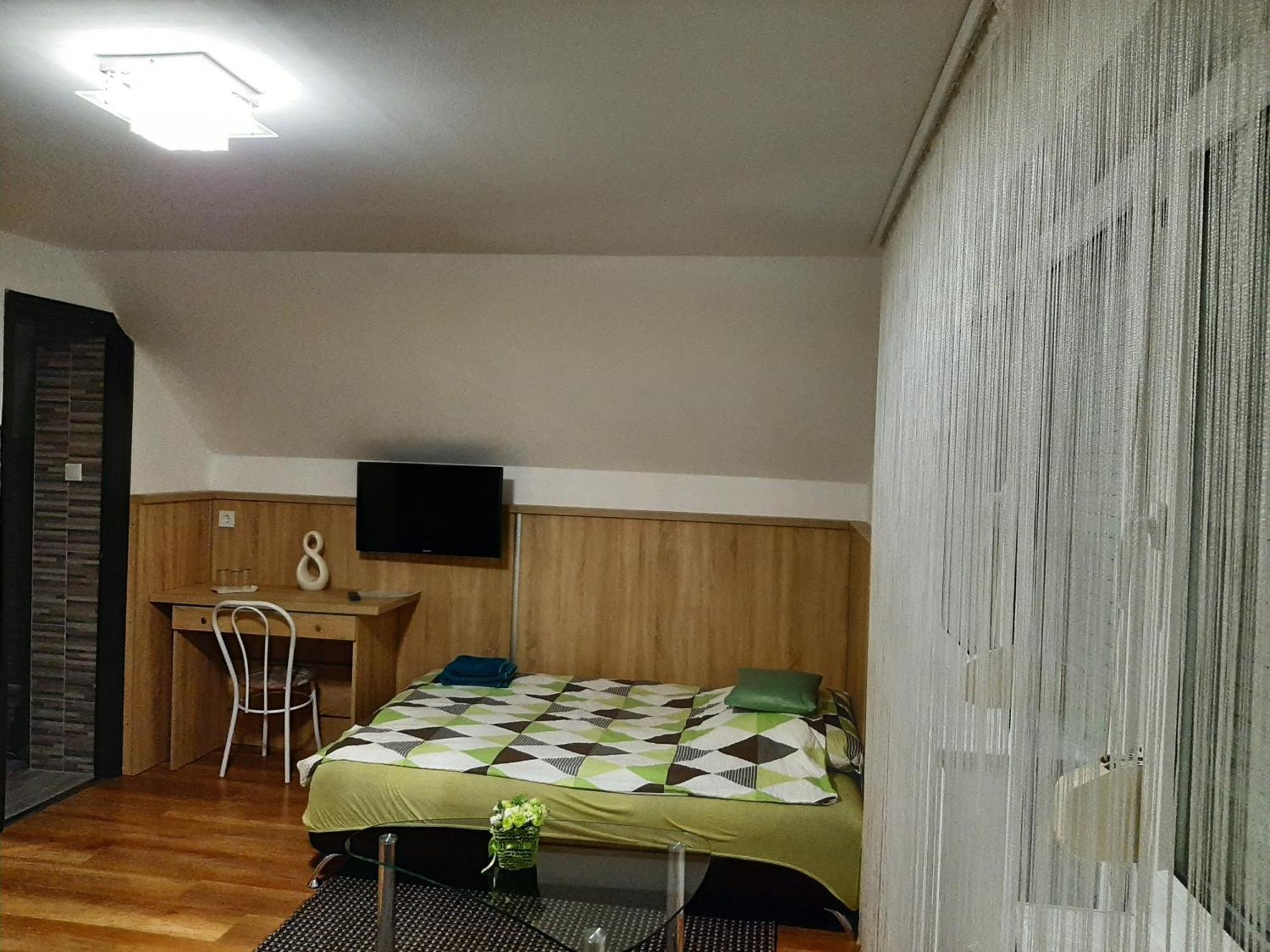 Kata Vendeghaz Hotel Buk Bilik gambar